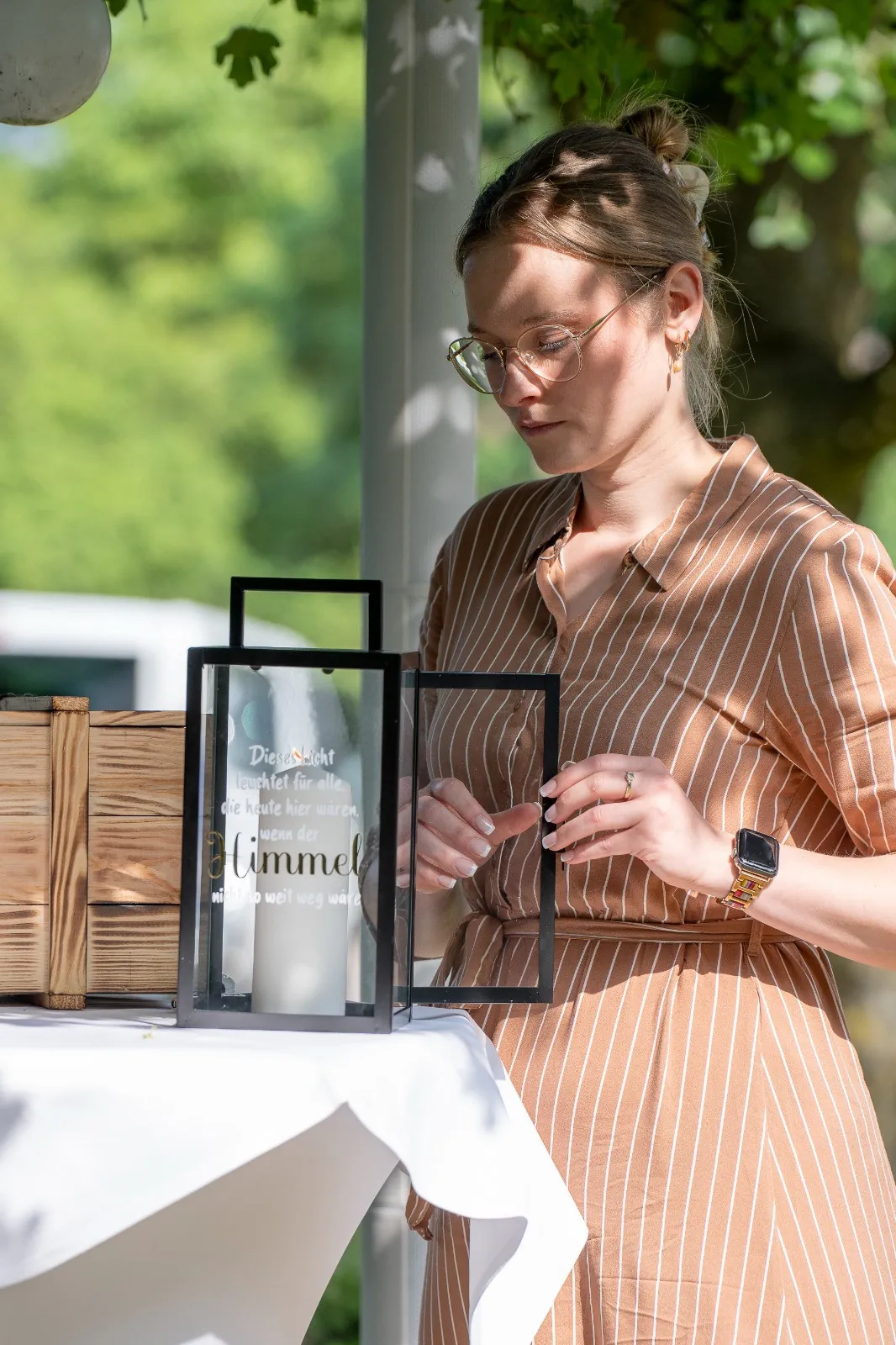 Emma bereitet Laternen für ein Ritual bei der freien Trauung vor